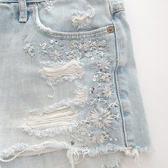 Abercrombie & Fitch embroidered cutoff jean

short - Picture 4 of 8